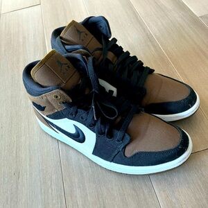 Jordan 1 Mid Women’s Size 9